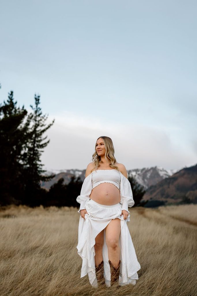 pregnant lady showing off her bump during her maternity photoshoot in Lake Hawea, New Zealand.
