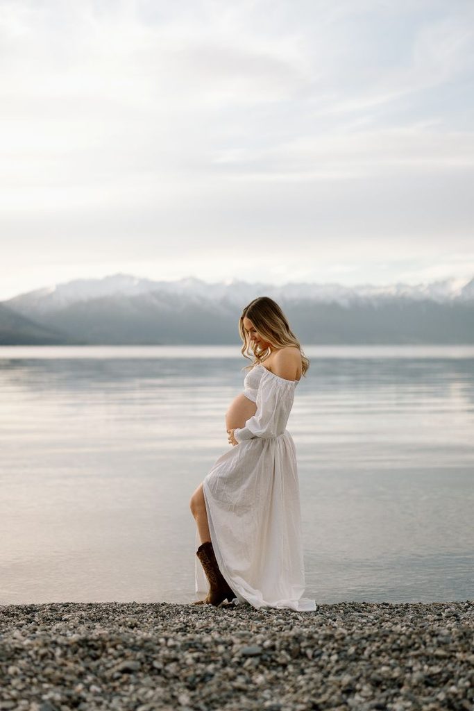pregnant lady at the lake shore in Lake Hawea during her maternity shoot.